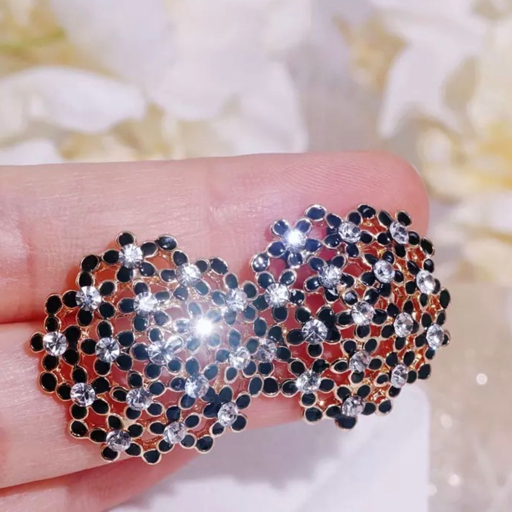 ‎BIG FLOWER CRYSTAL STUD EARRINGS IN BLACK